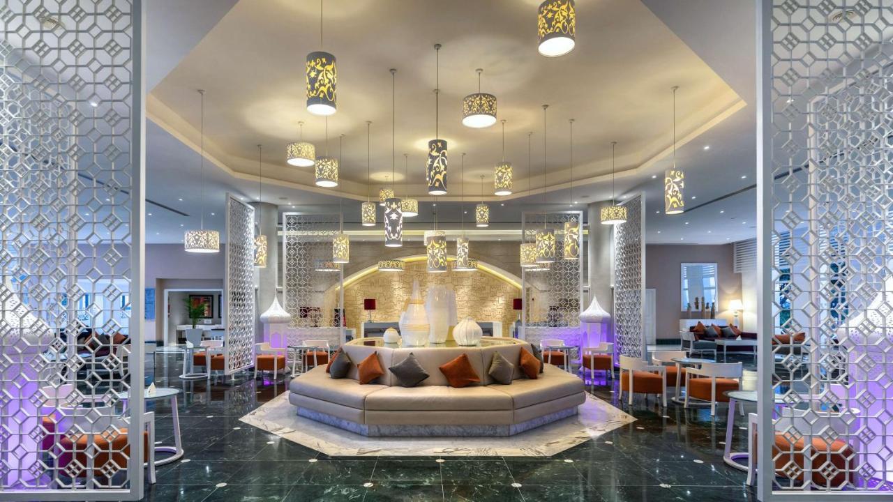 فندق راديسون بلو ريسورت آند ثالاسو الحمامات المظهر الخارجي الصورة The lobby of the hotel