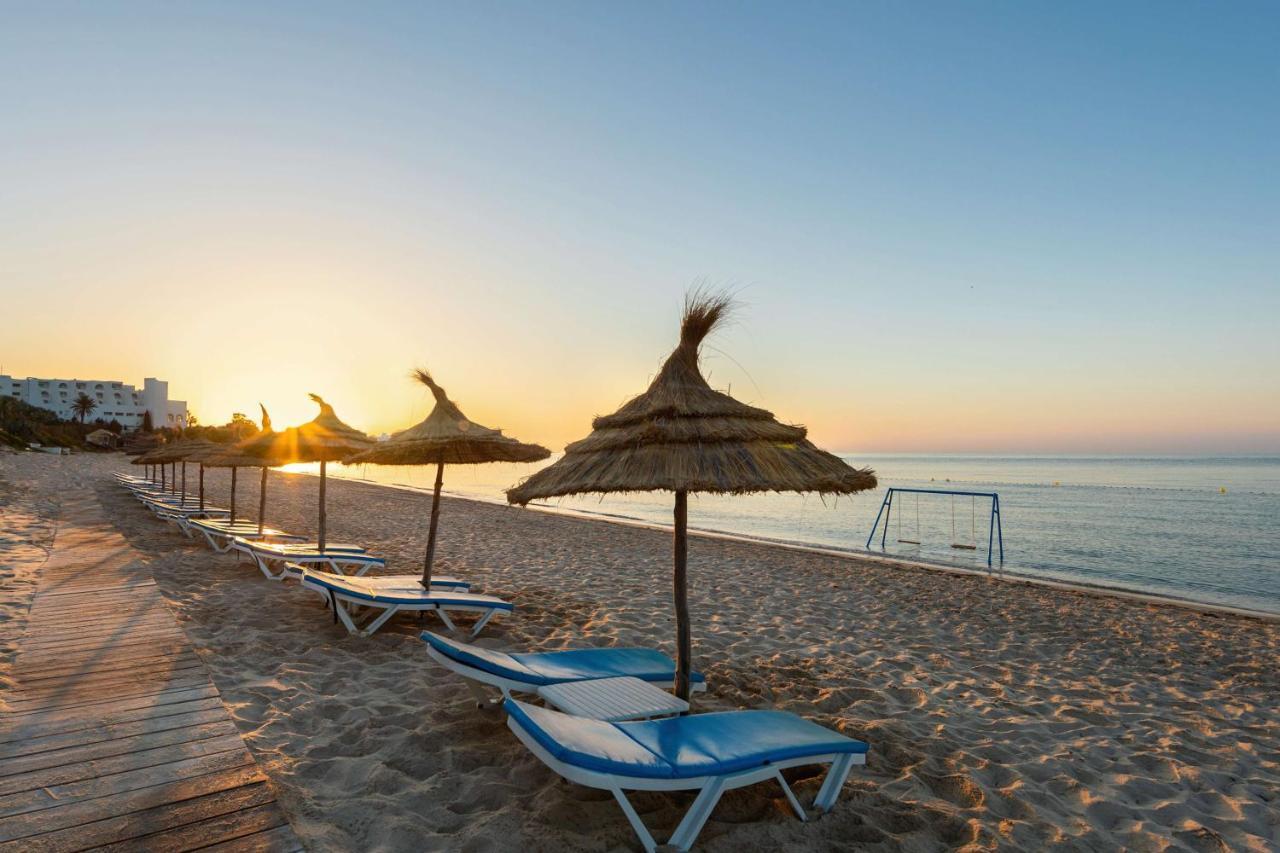 فندق راديسون بلو ريسورت آند ثالاسو الحمامات المظهر الخارجي الصورة Sunset at the beach of Portals Nous