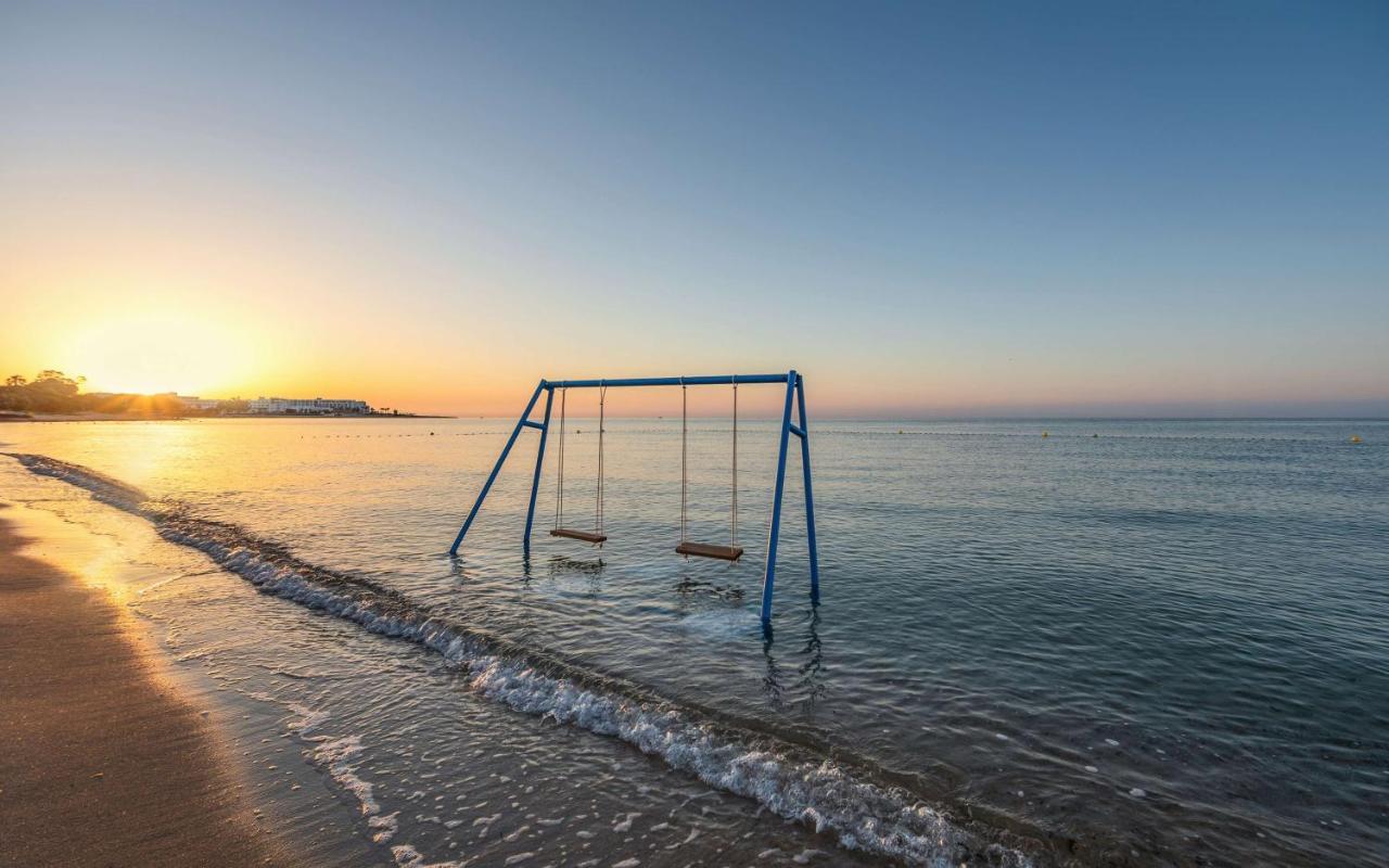 فندق راديسون بلو ريسورت آند ثالاسو الحمامات المظهر الخارجي الصورة Sunset at the beach