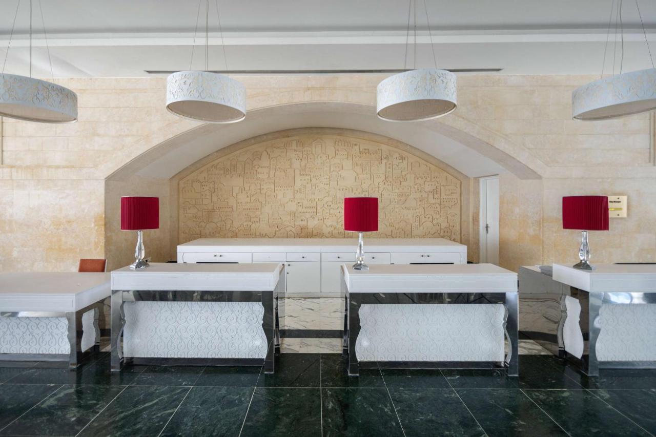 فندق راديسون بلو ريسورت آند ثالاسو الحمامات المظهر الخارجي الصورة The reception area of the hotel