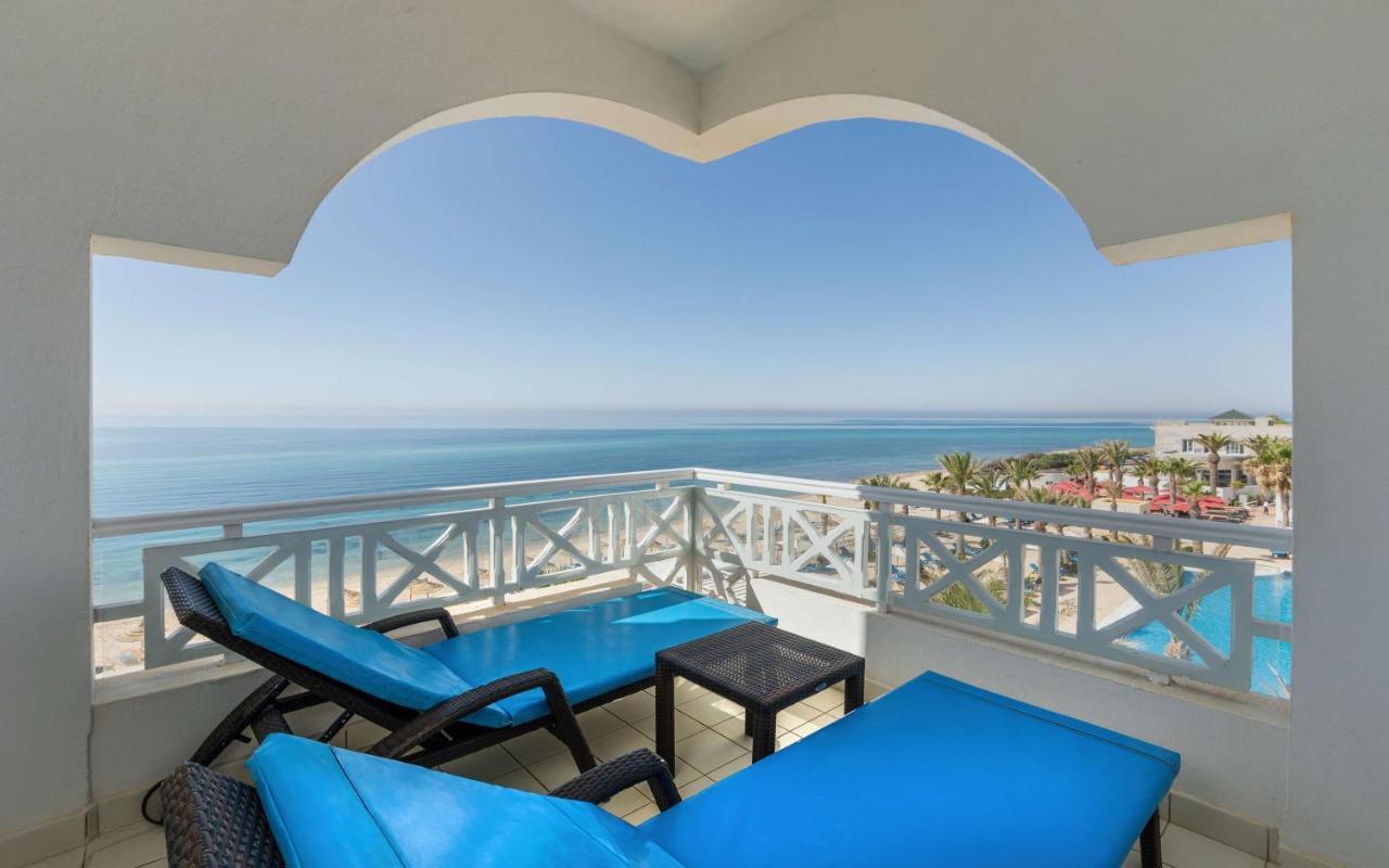 فندق راديسون بلو ريسورت آند ثالاسو الحمامات المظهر الخارجي الصورة Balcony of a suite at the Hilton Sharm El Sheikh Resort