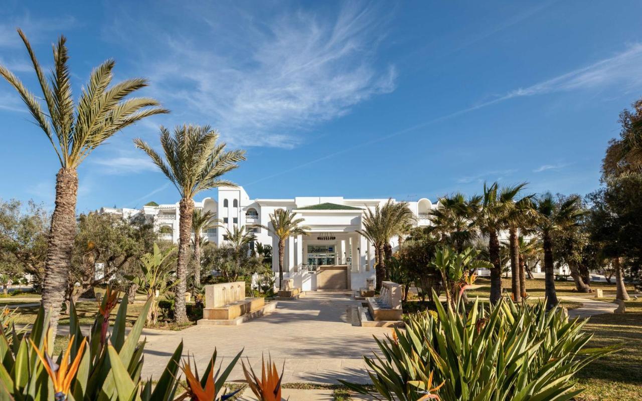 فندق راديسون بلو ريسورت آند ثالاسو الحمامات المظهر الخارجي الصورة The main entrance of the hotel