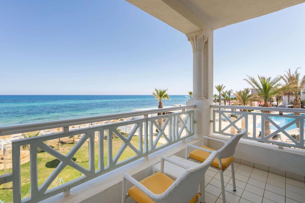 فندق راديسون بلو ريسورت آند ثالاسو الحمامات المظهر الخارجي الصورة Balcony of a hotel room