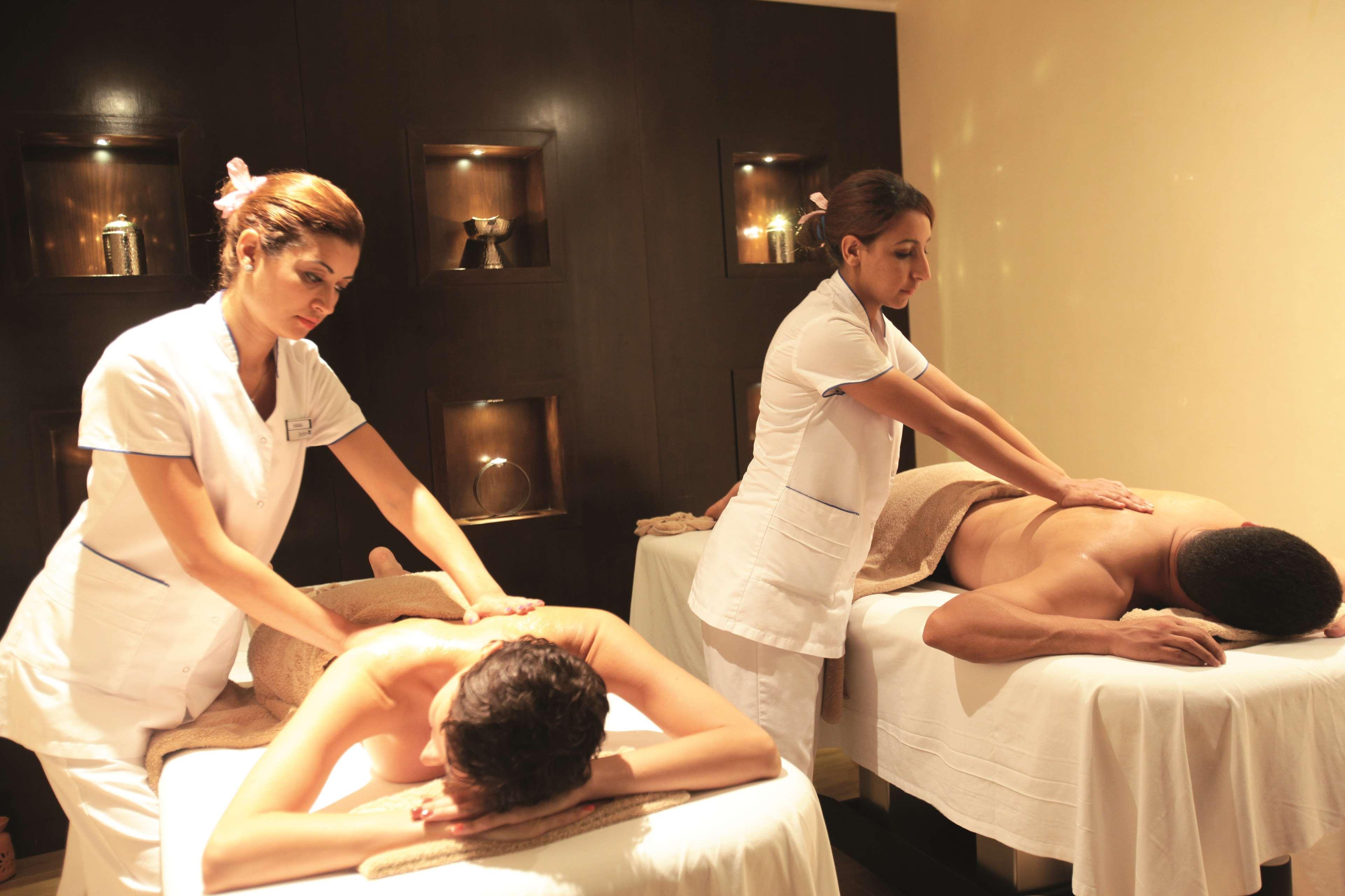 فندق راديسون بلو ريسورت آند ثالاسو الحمامات المظهر الخارجي الصورة Massage therapists at work