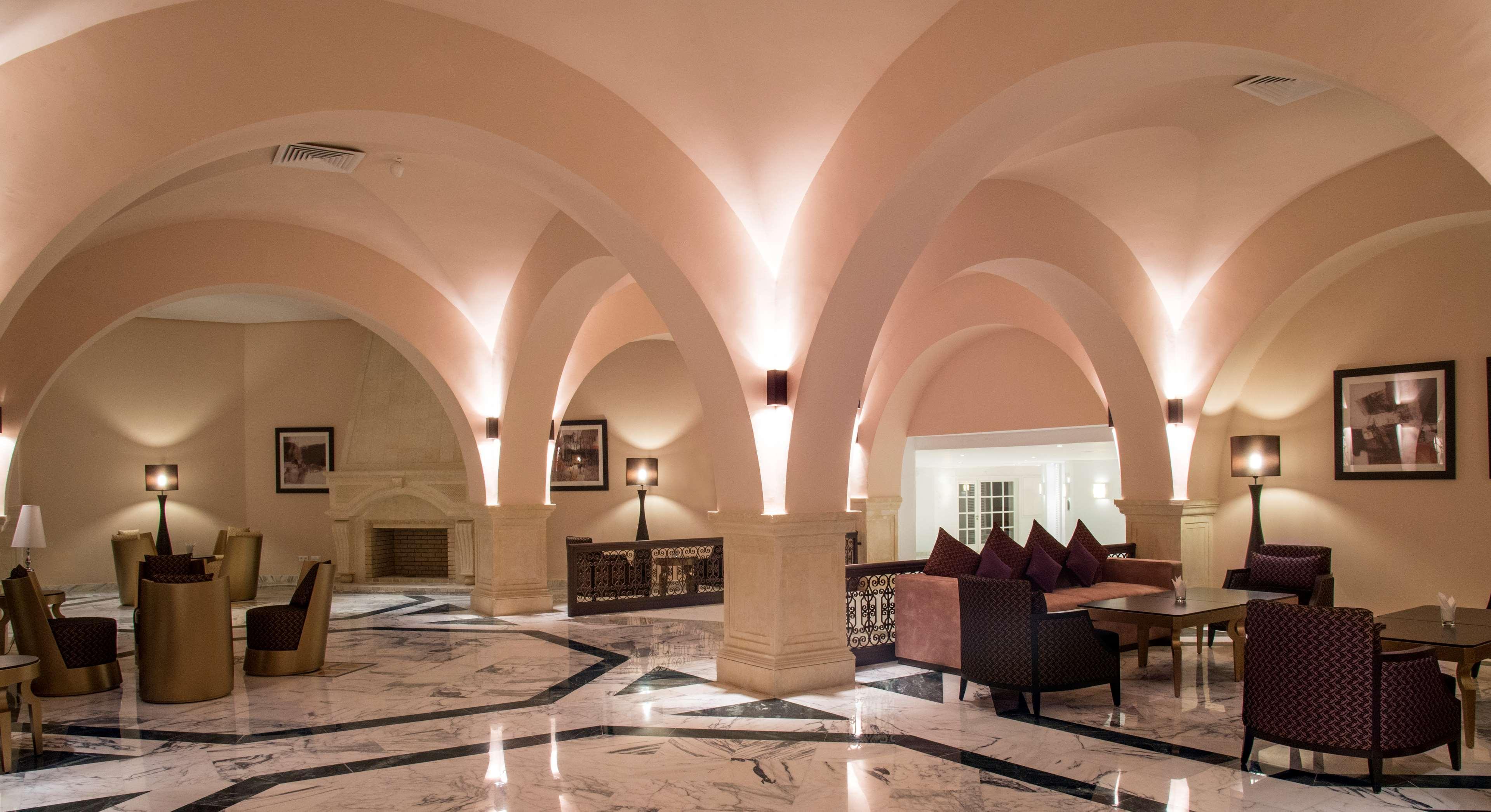 فندق راديسون بلو ريسورت آند ثالاسو الحمامات المظهر الخارجي الصورة The lobby of the hotel