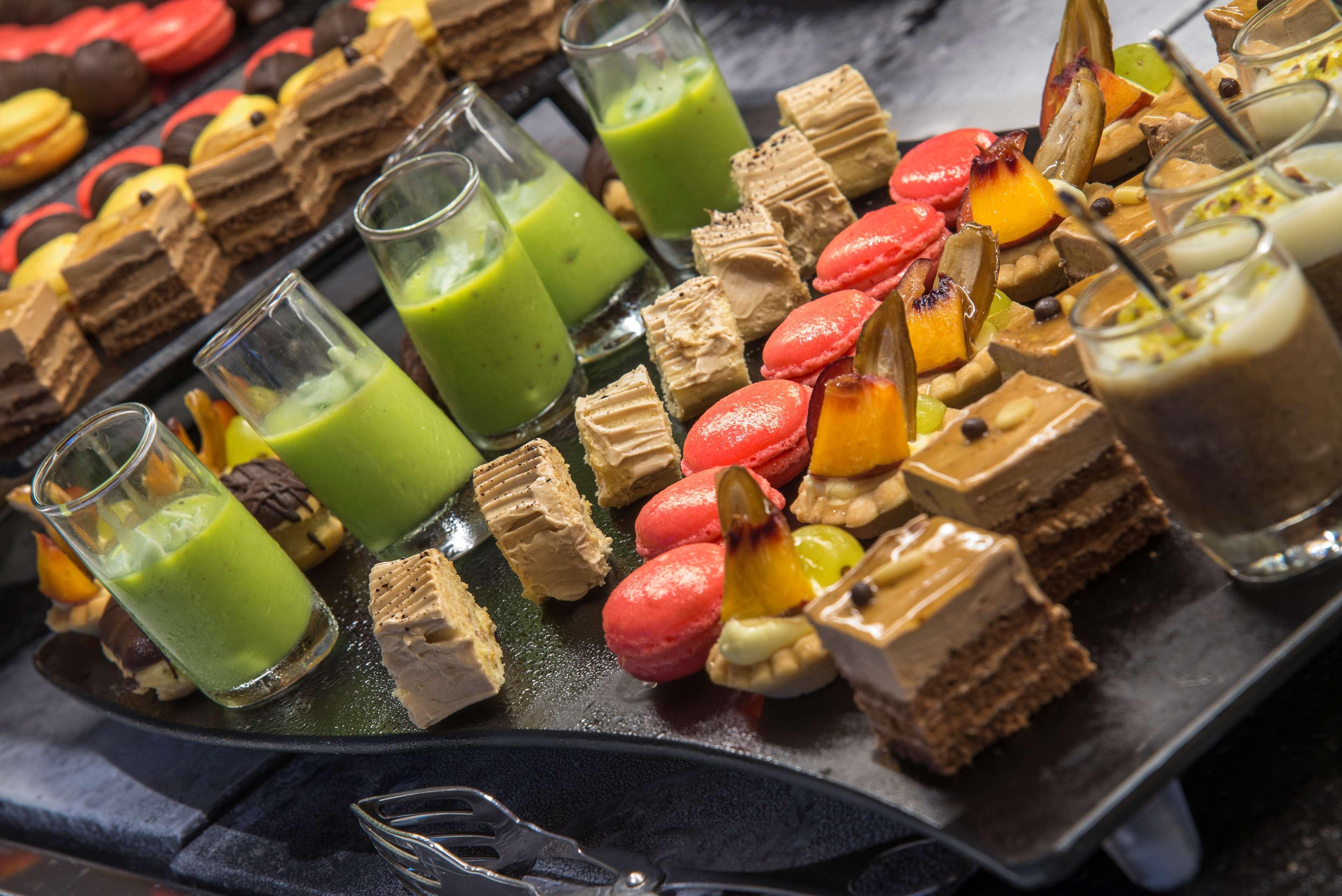 فندق راديسون بلو ريسورت آند ثالاسو الحمامات المظهر الخارجي الصورة A selection of desserts
