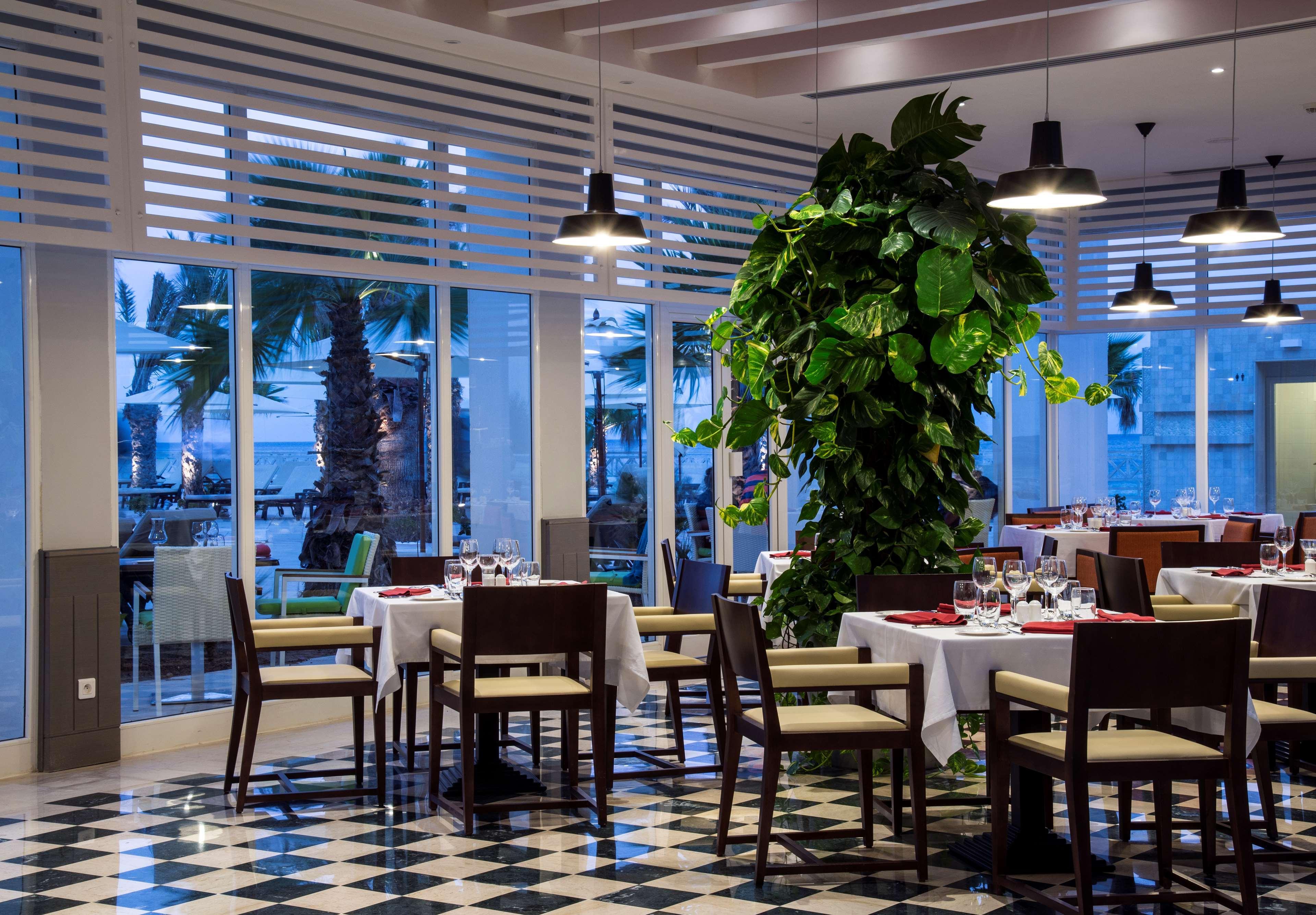 فندق راديسون بلو ريسورت آند ثالاسو الحمامات المظهر الخارجي الصورة The restaurant