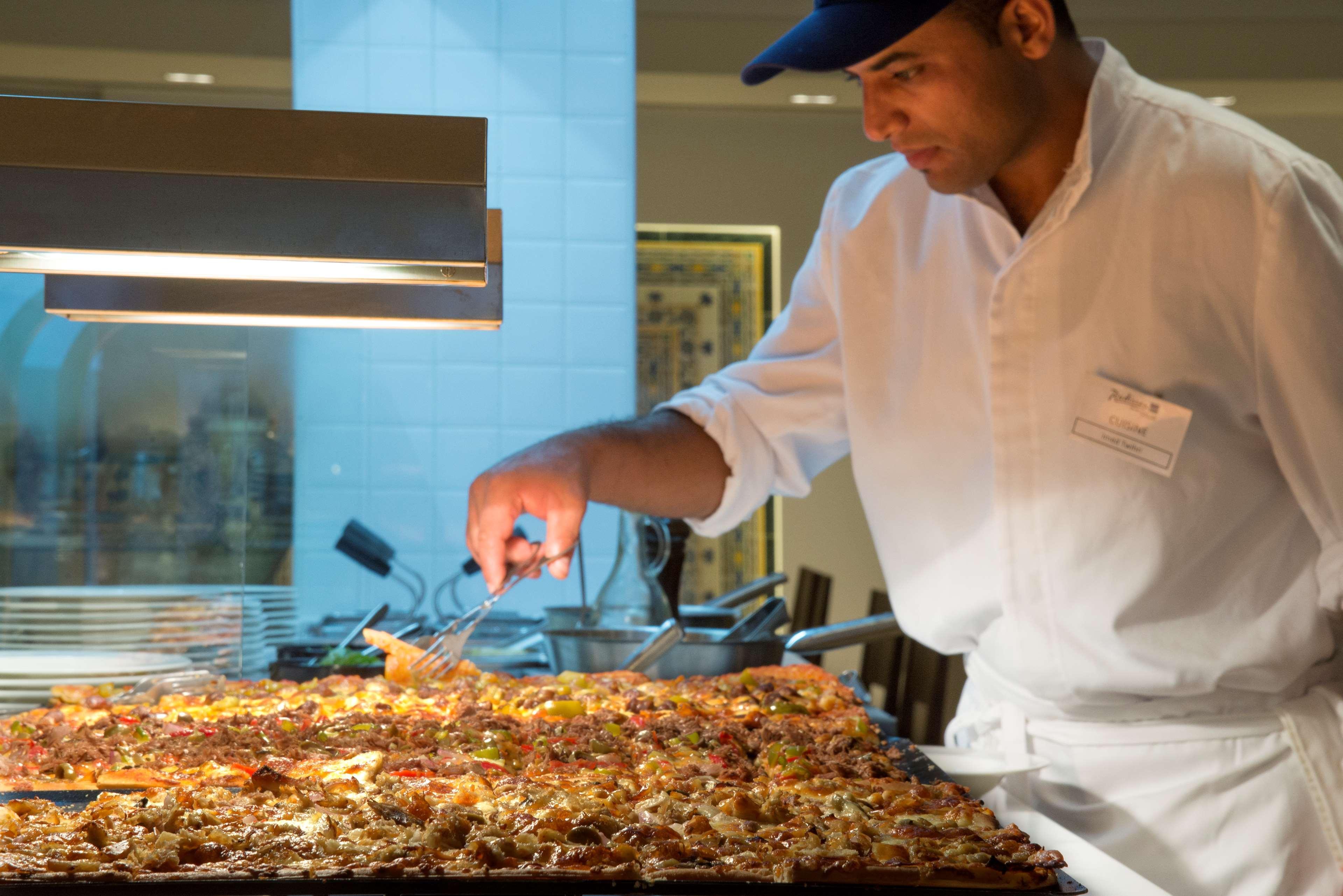 فندق راديسون بلو ريسورت آند ثالاسو الحمامات المظهر الخارجي الصورة A chef preparing food at a buffet
