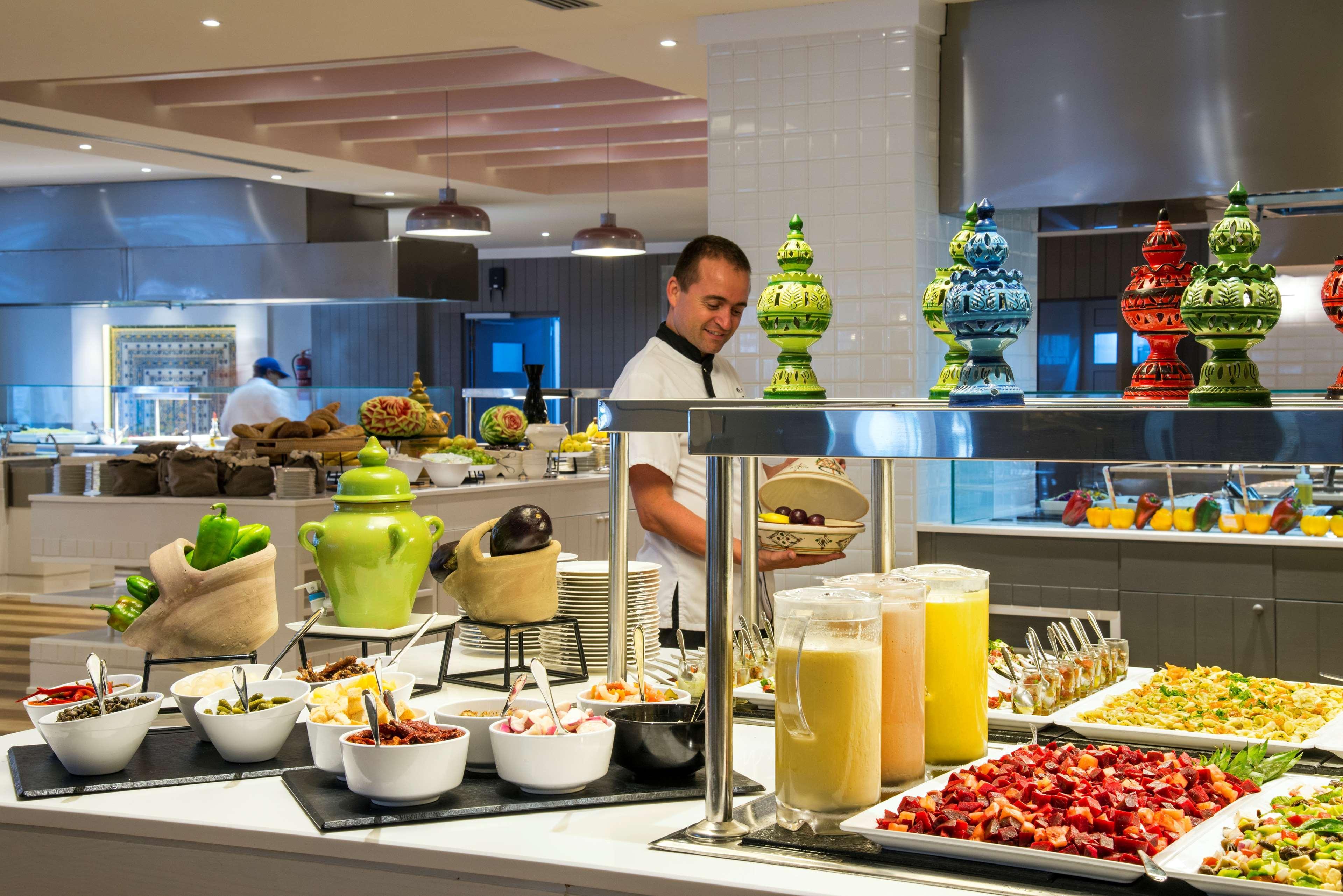 فندق راديسون بلو ريسورت آند ثالاسو الحمامات المظهر الخارجي الصورة A buffet at a hotel