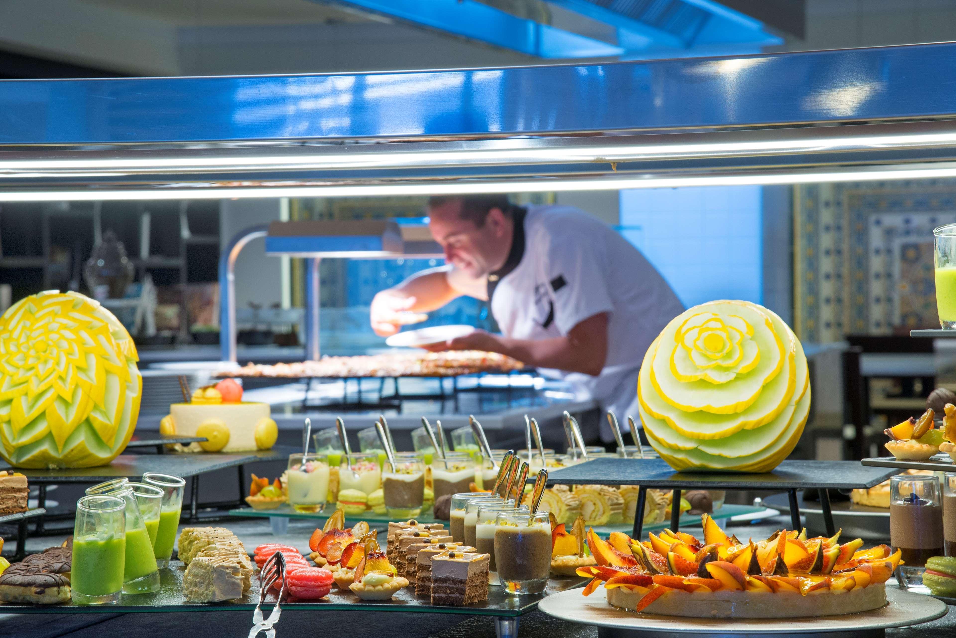 فندق راديسون بلو ريسورت آند ثالاسو الحمامات المظهر الخارجي الصورة A buffet at a hotel