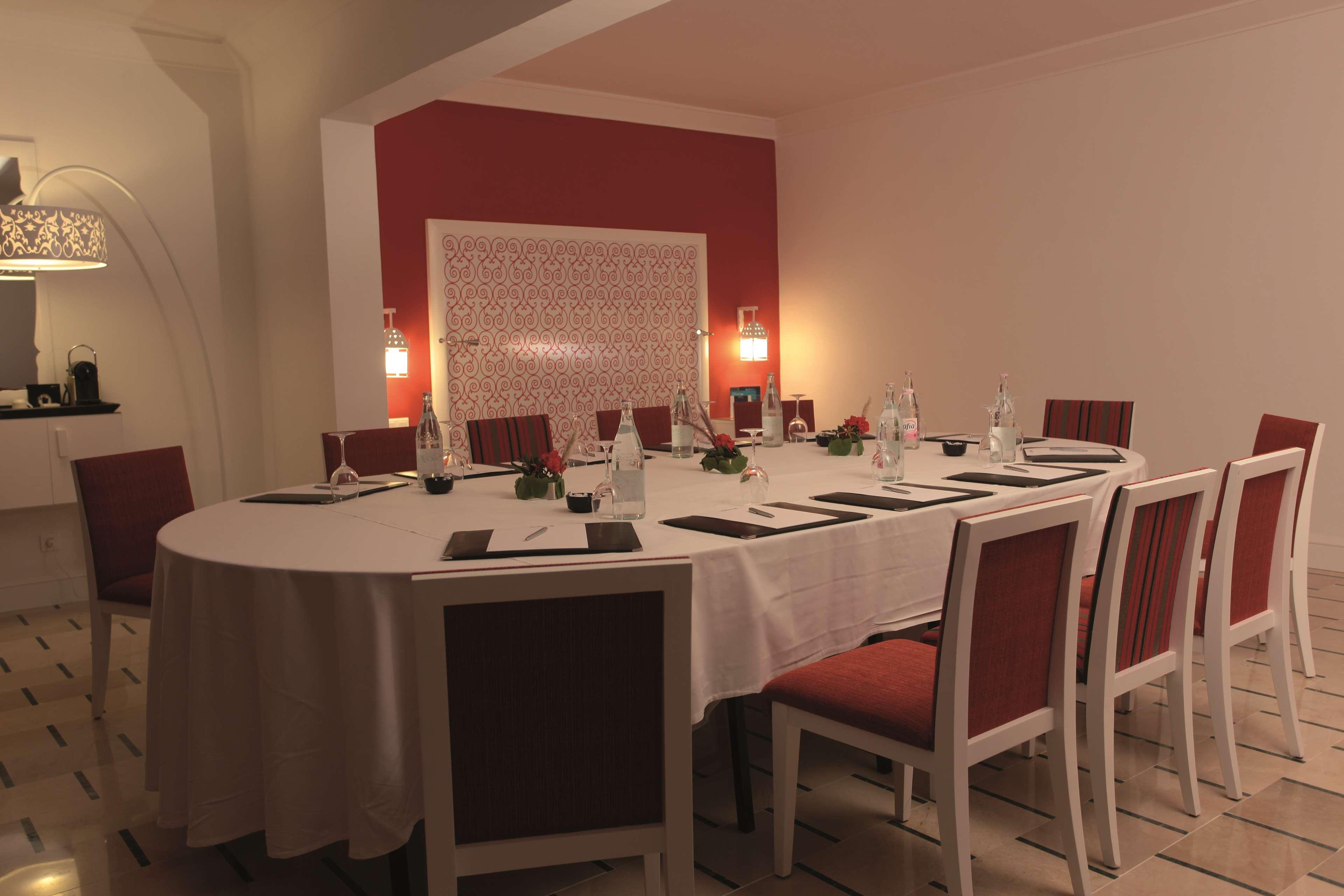 فندق راديسون بلو ريسورت آند ثالاسو الحمامات المظهر الخارجي الصورة A restaurant in the hotel