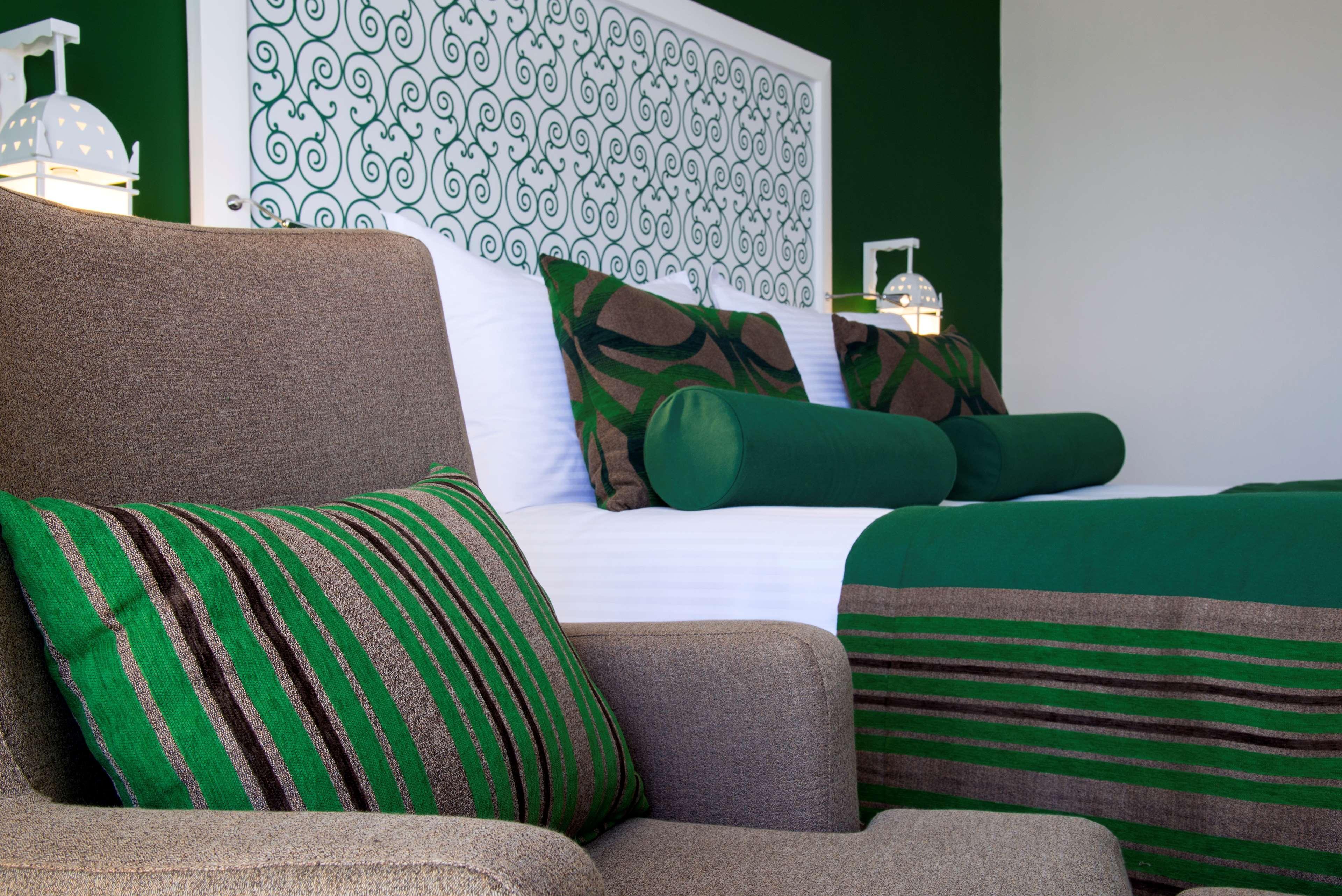 فندق راديسون بلو ريسورت آند ثالاسو الحمامات المظهر الخارجي الصورة A bed with cushions