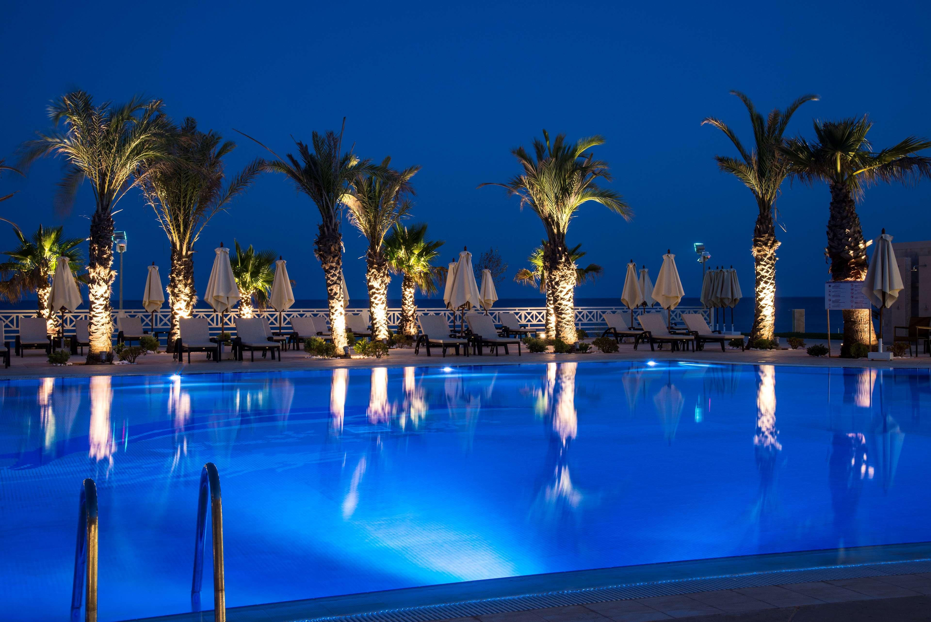 فندق راديسون بلو ريسورت آند ثالاسو الحمامات المظهر الخارجي الصورة The pool at the hotel