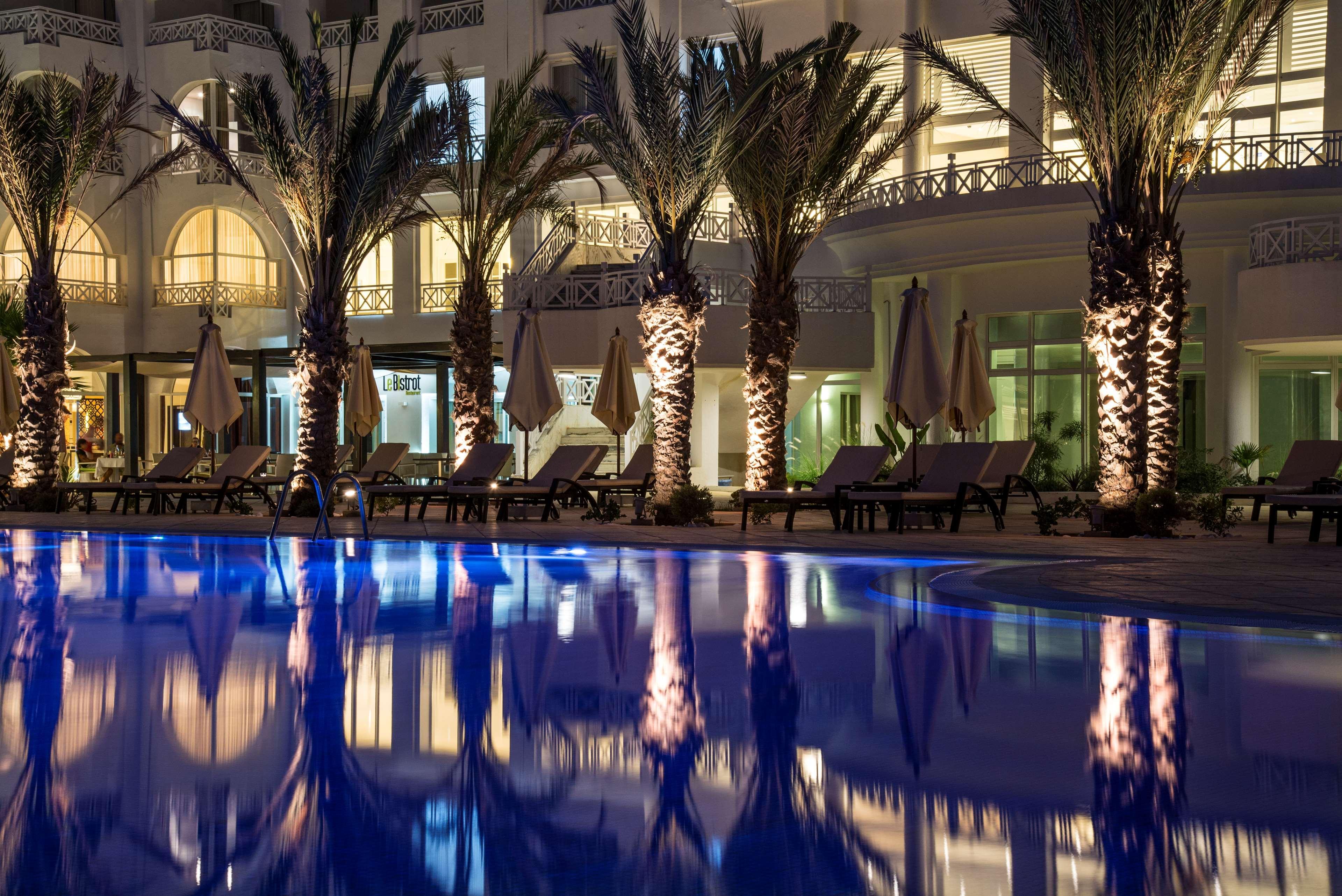 فندق راديسون بلو ريسورت آند ثالاسو الحمامات المظهر الخارجي الصورة The Royal Mirage Hotel