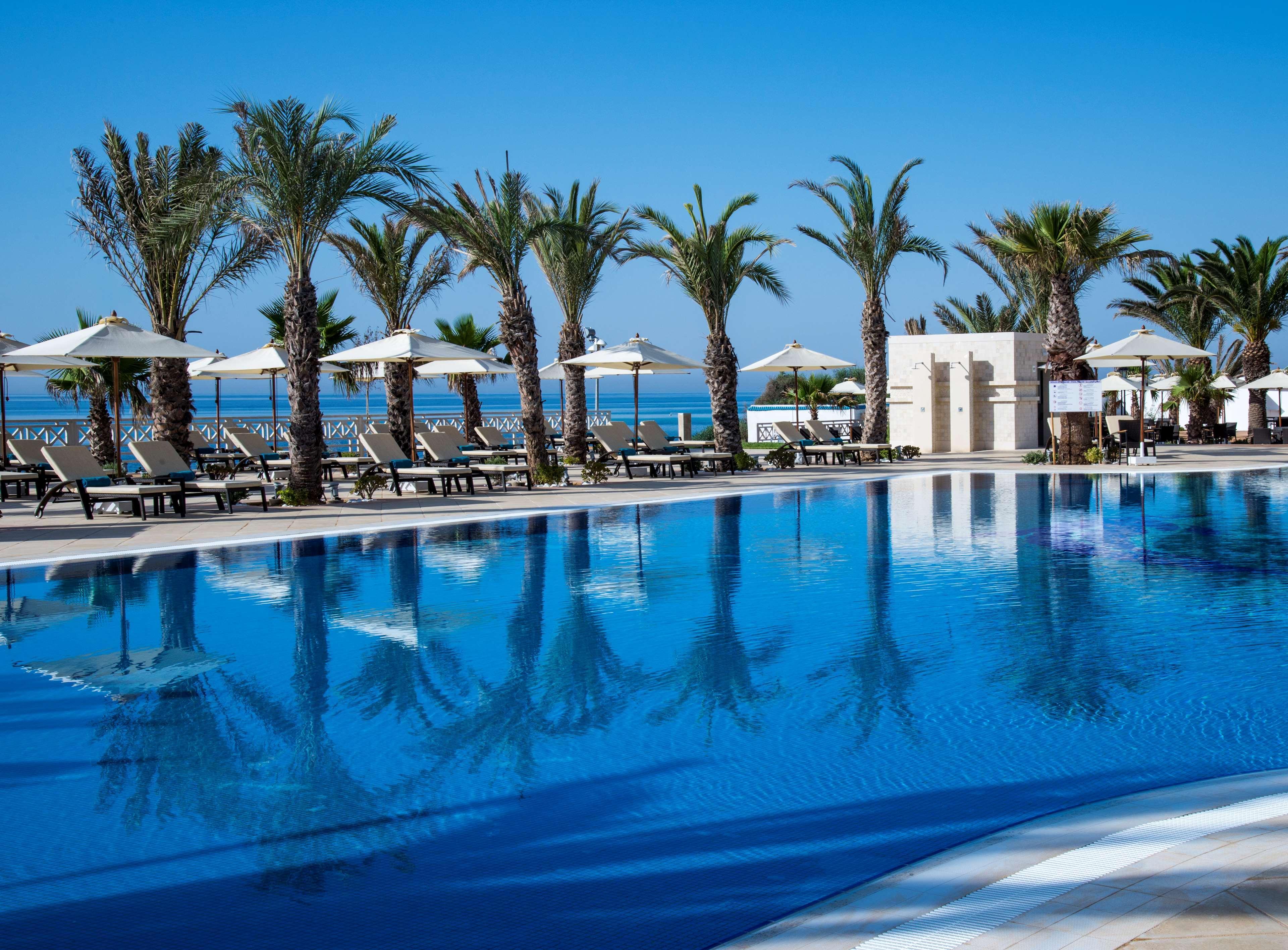 فندق راديسون بلو ريسورت آند ثالاسو الحمامات المظهر الخارجي الصورة The pool at the Royal Mirage