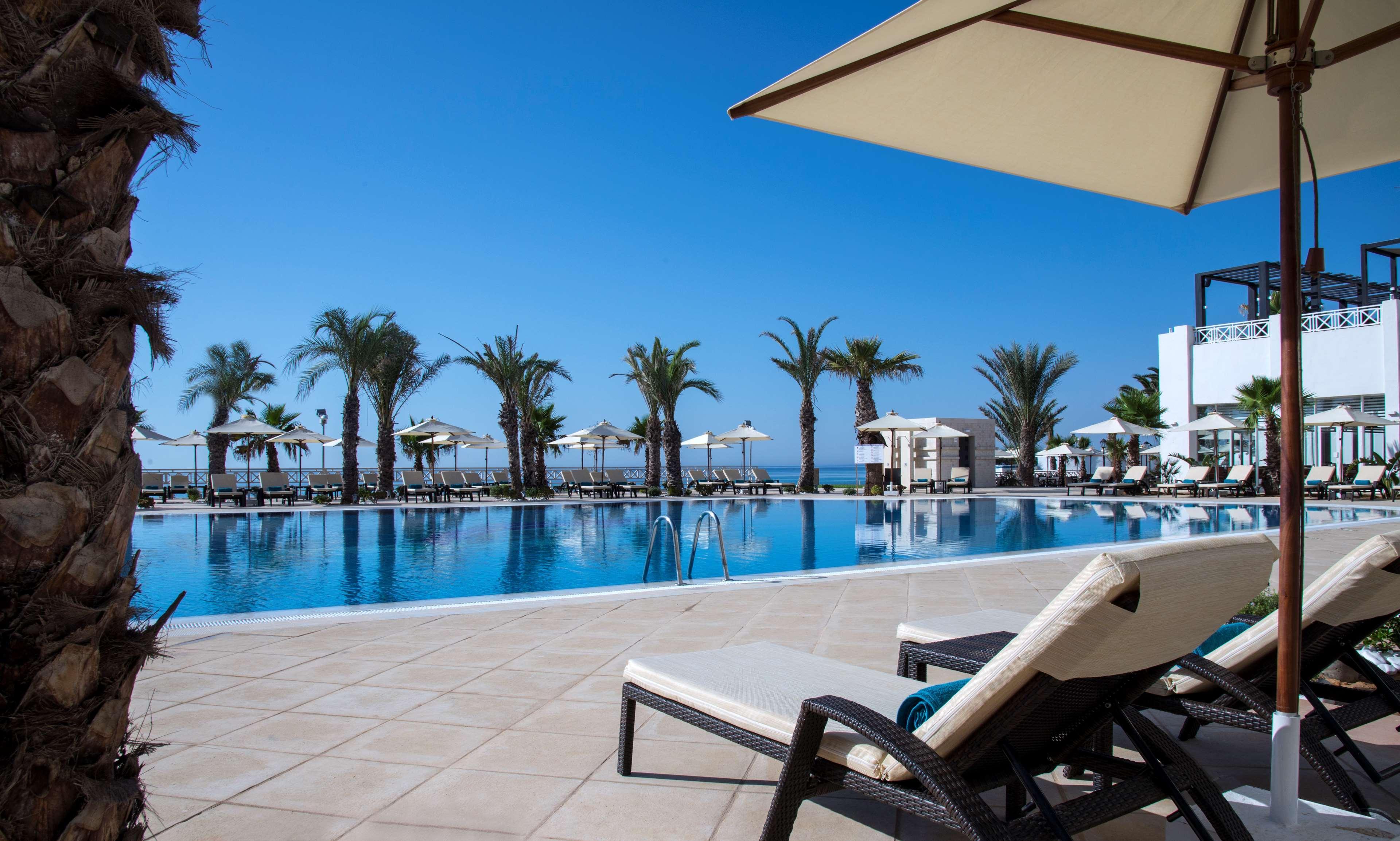 فندق راديسون بلو ريسورت آند ثالاسو الحمامات المظهر الخارجي الصورة The pool at the Royal Beach Palace