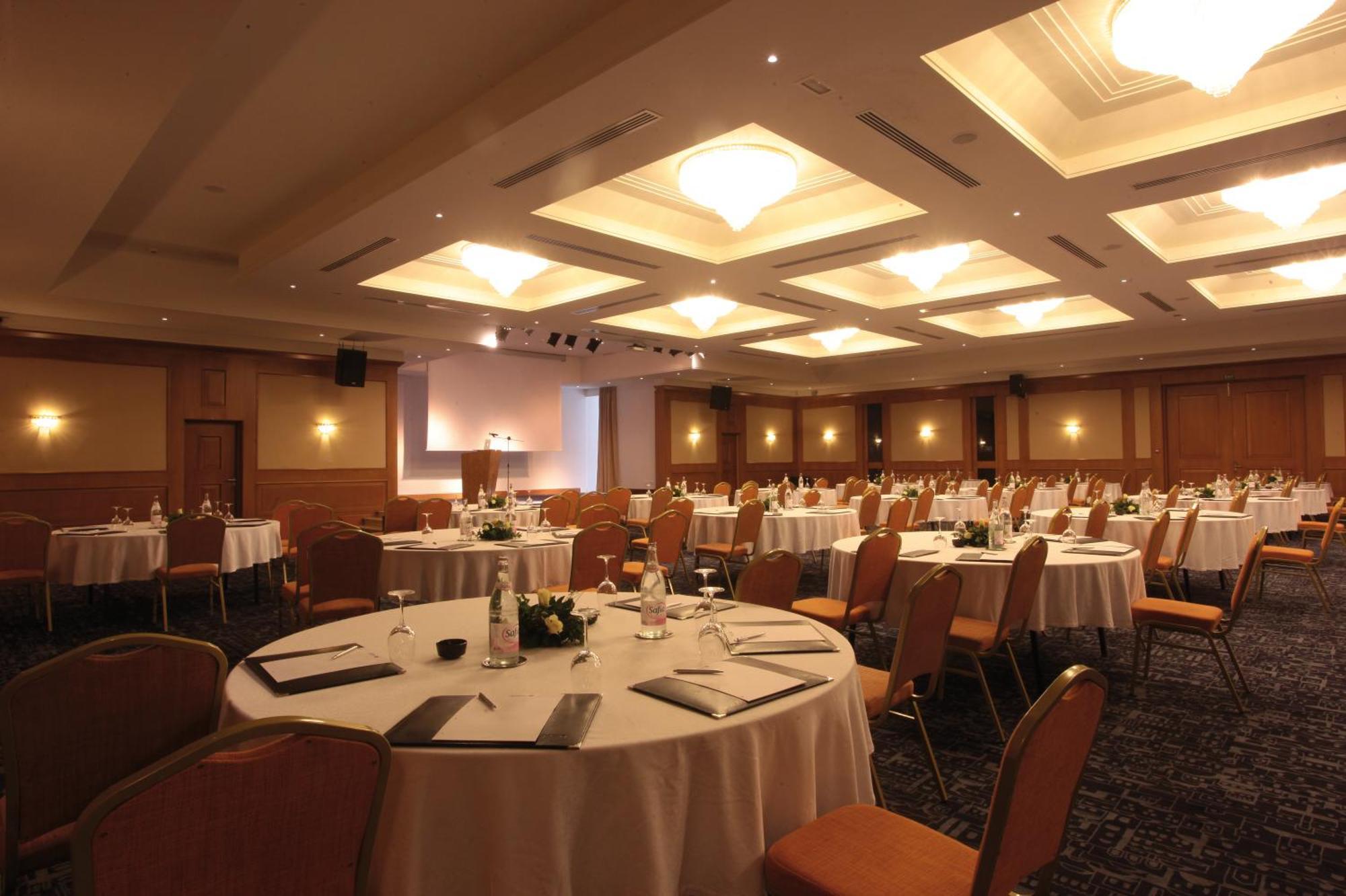 فندق راديسون بلو ريسورت آند ثالاسو الحمامات المظهر الخارجي الصورة The ballroom at the hotel