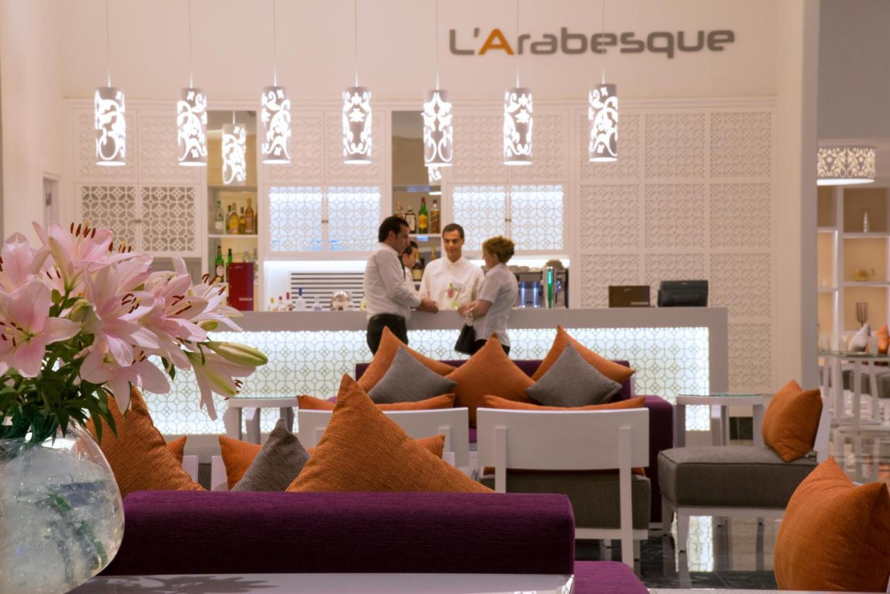 فندق راديسون بلو ريسورت آند ثالاسو الحمامات المظهر الخارجي الصورة The lobby of the hotel